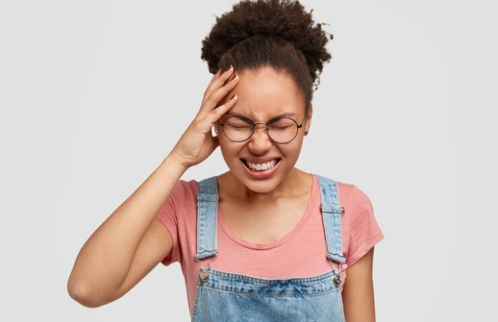 Optometrist discussing treatment options for eye pain and headaches with a patient.